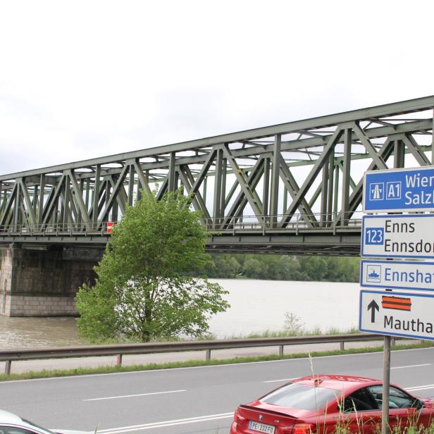 Die Donaubrücke in Mauthausen.