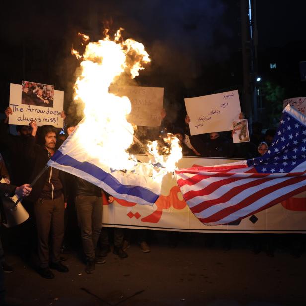Iranian students protest in front of the British embassy in Tehran