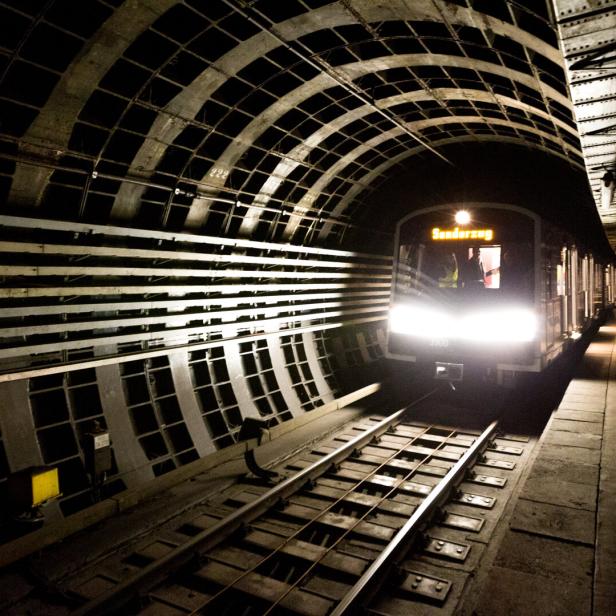 Ubahnfahrt durch Tunnel