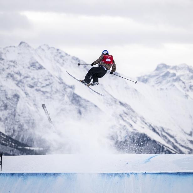 Matej Svancer mit einem Ski