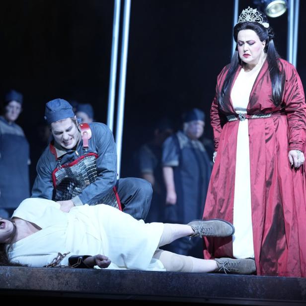 Liù (Erica Eloff, vorne), Ping (Alexander York) und Turandot (Elena Batoukova-Kerl, rechts).