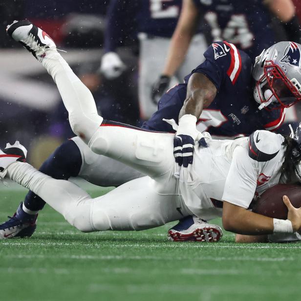 Ein Spieler der Houston Texans hält den Ball auch am Boden fest.