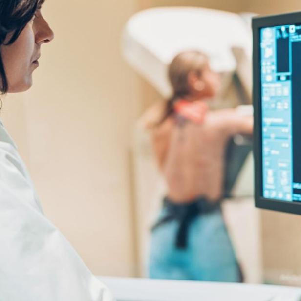 Ärztin und Patientin bei Brustkrebs-Screening