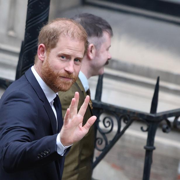 Prinz Harry winkt