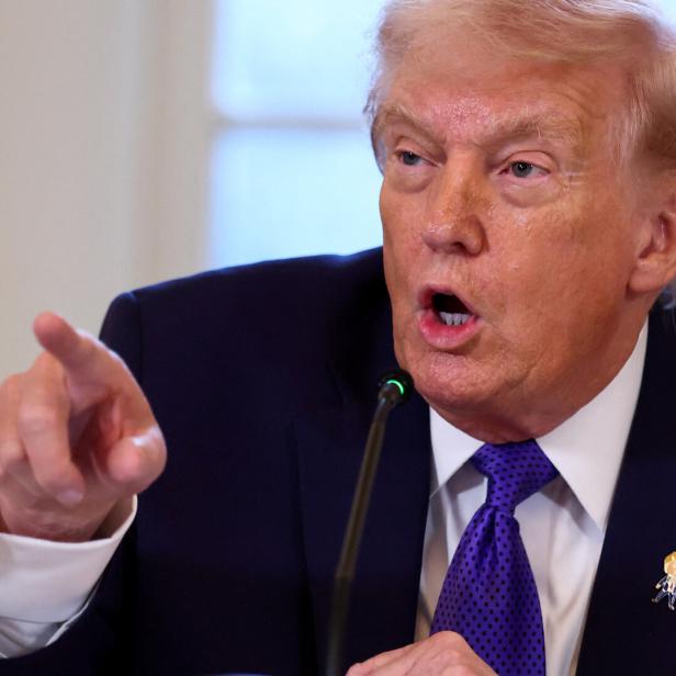 Donald Trump spricht energisch und zeigt mit dem Finger nach vorne.