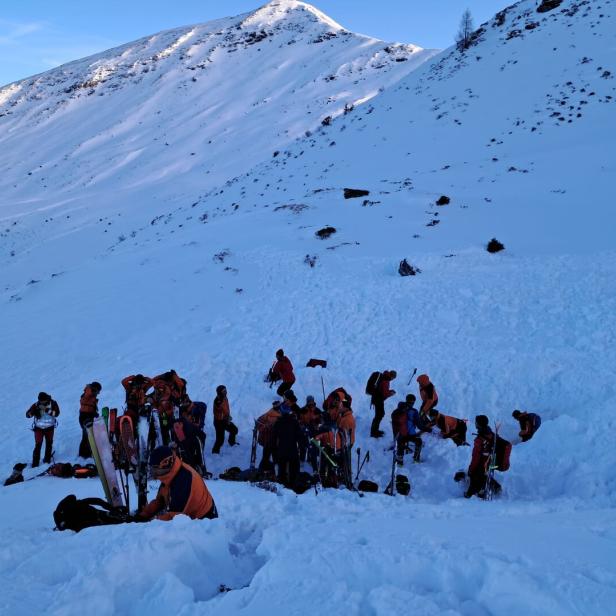Bergretter im Schnee