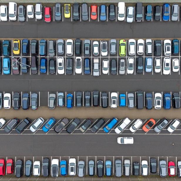 Parkplatz mit geparkten Autos von oben