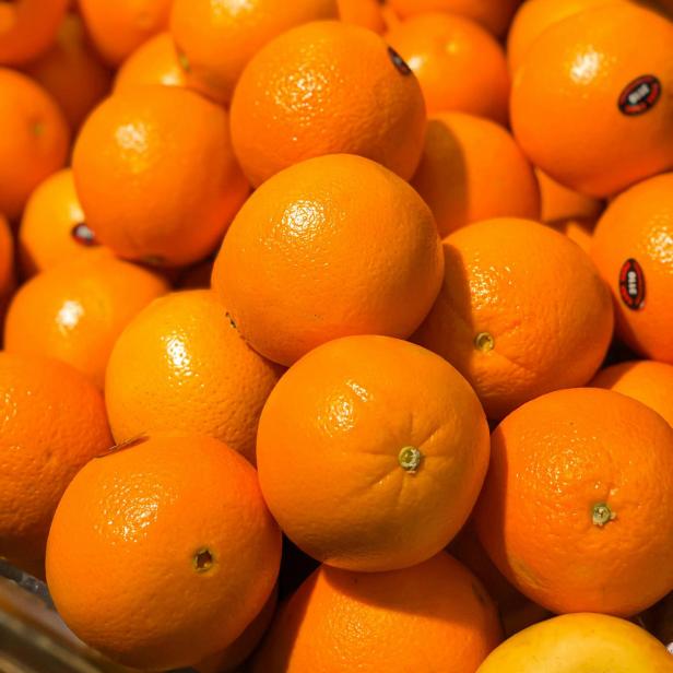 Mehrere Orangen liegen aufeinander