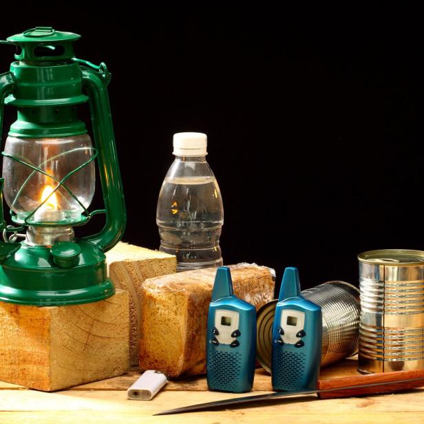 Dinge zur Vorsorge: Petroleum-Laterne, Wasser, Holzscheite, Konserven und mehr. 
