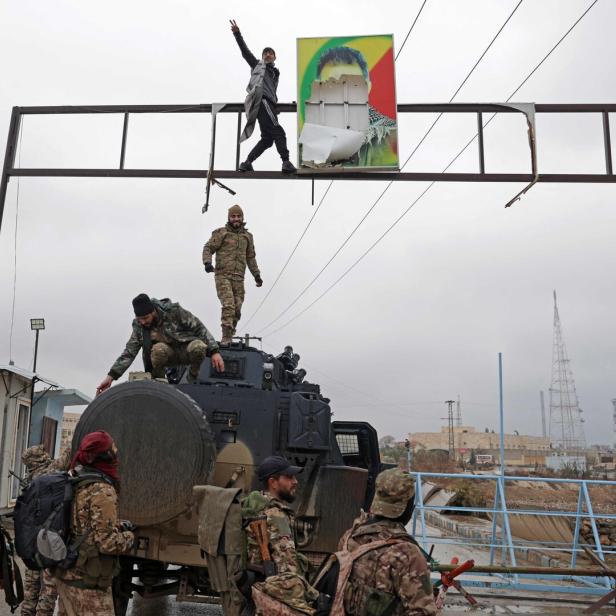Soldaten entfernen  Symbole der Autonomie in der eroberten Stadt ath-Thaura.