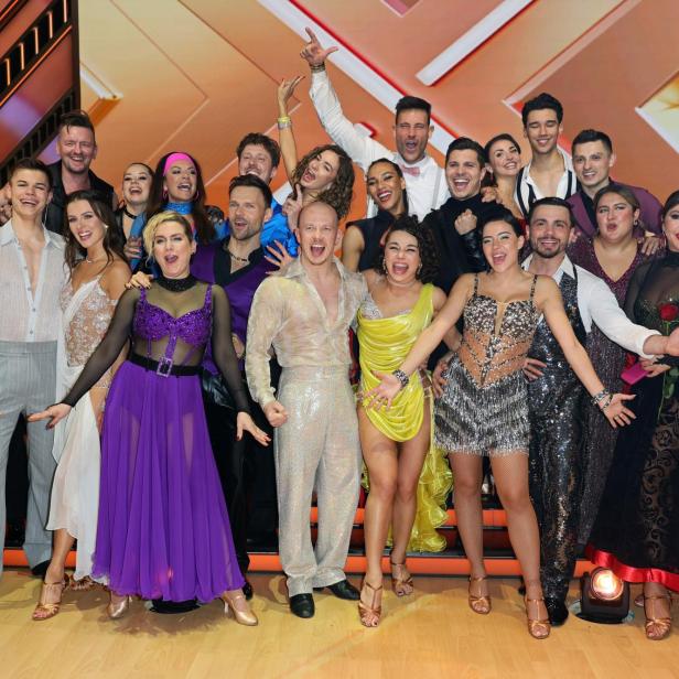 Let's Dance-Kandidaten posieren für Gruppenfoto