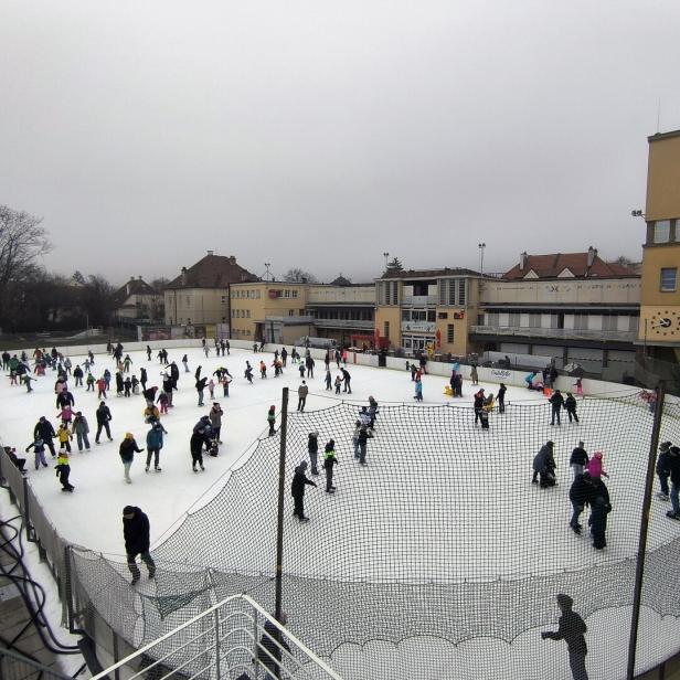 Menschen auf einem Eislaufplatz