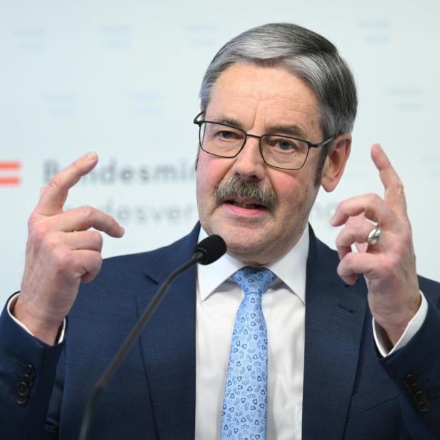 Erwin Hameseder gestikuliert vor einem Mikrofon.