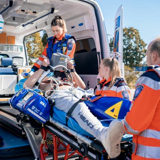 Sanitäter laden einen Patienten in einen Krankenwagen.