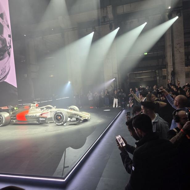 Journalisten und Influencer fotografieren den neuen F1-Audi.