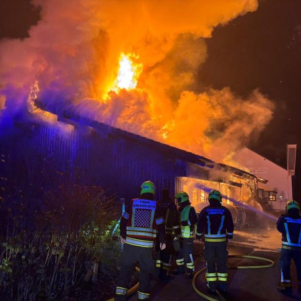 ++ HANDOUT ++ NIEDERÖSTERREICH: 200 FEUERWEHRMITGLIEDER LÖSCHTEN BRAND IN FIRMENHALLE IN AMSTETTEN