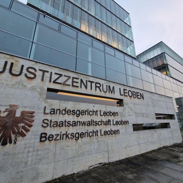 Das Justizzentrum Leoben mit Landes-, Staats- und Bezirksgericht Leoben ist an der Fassade beschriftet.