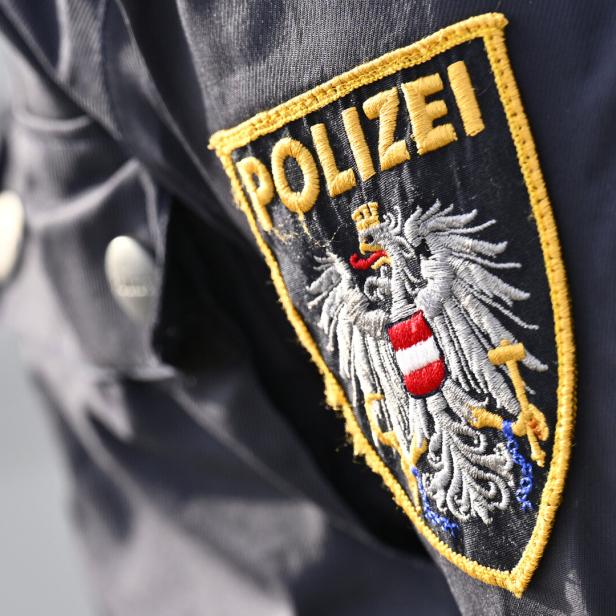 Polizei-Abzeichen auf einer Uniform.