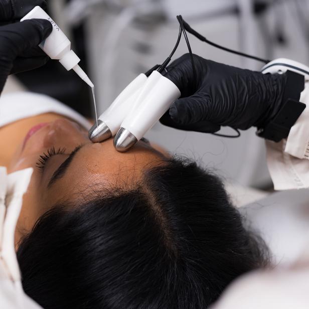 Eine Frau erhält eine Kosmetikbehandlung. 