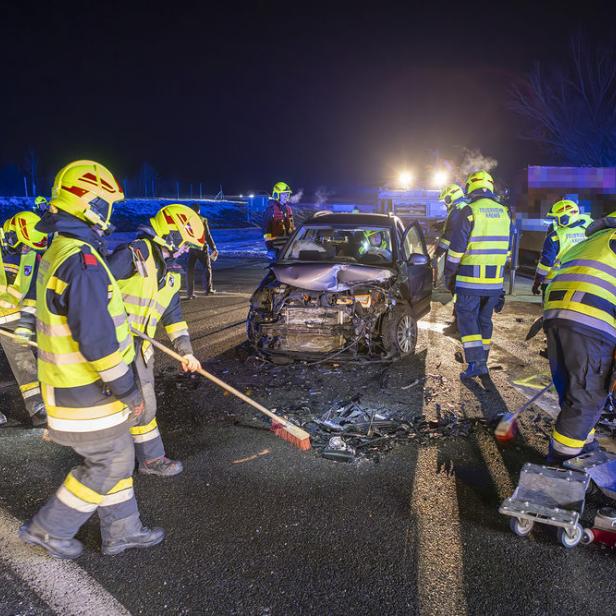 FF Krems bei Einsatz nach Unfall in Gneixendorf
