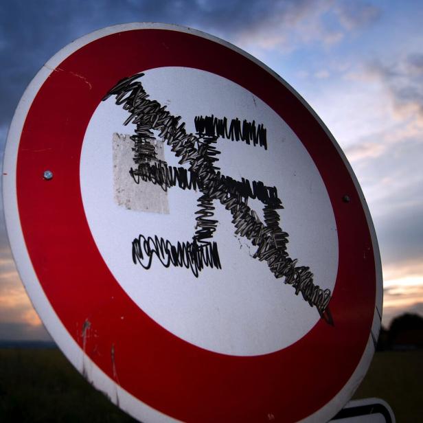 Verkehrsschild mit rotem Rand, dessen Symbol mit schwarzem Filzstift unkenntlich gemacht wurde.