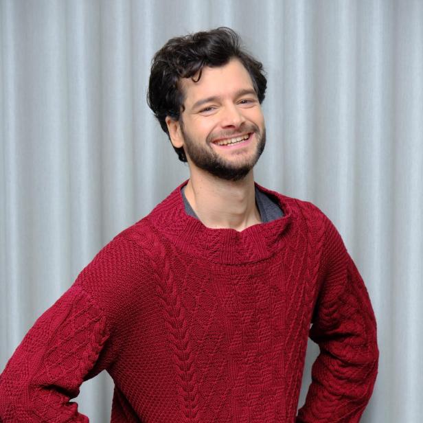 Aaron Karl in einem roten Pullover