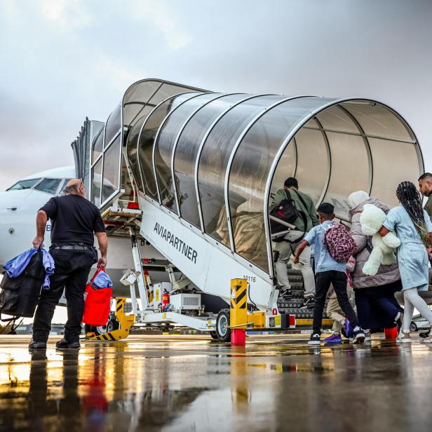 Syrians return to Damascus on a repatriation flight from Rotterdam