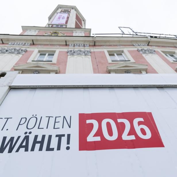 Vor einem Gebäude steht ein Container mit der Aufschrift "St. Pölten wählt! 2026".