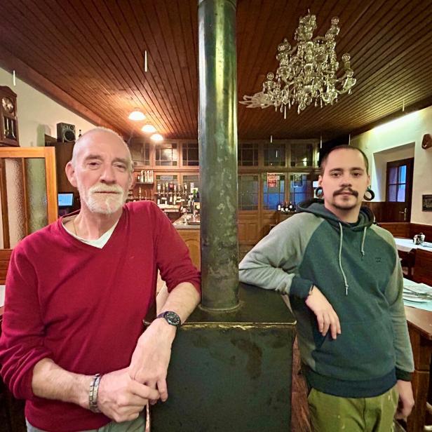 Roland (li.) und Fabian Zipfelmayer im Gasthaus "Am Spitz" in Höflein. 