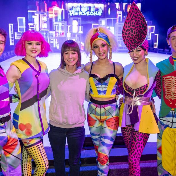 Christina Stürmer mit Eiskunstläufern