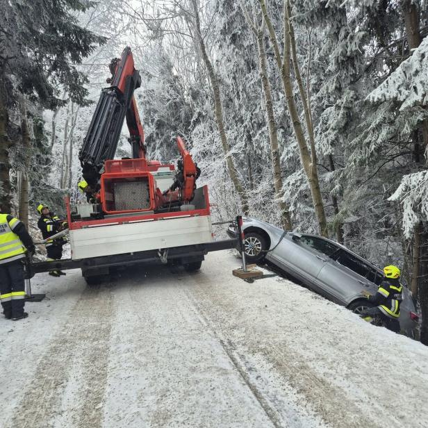 Auto rutsche in einen Steilhang ab