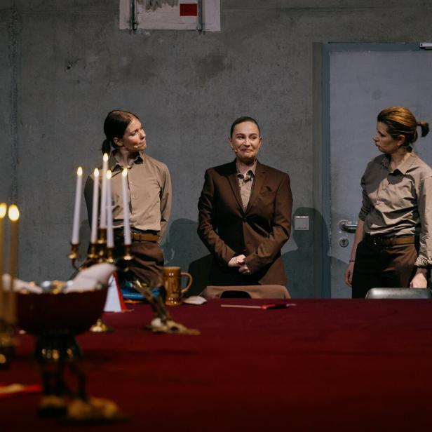 Drei Darstellerinnen auf der Bühne.