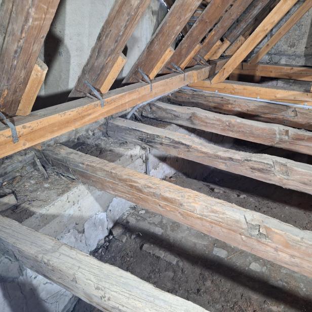 Eine Aufnahme der hölzernen Dachstuhlbalken.