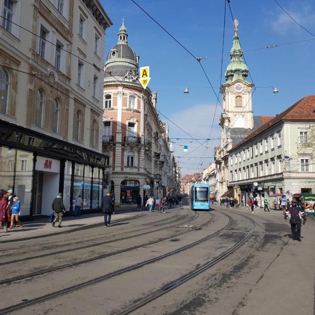 Die Herrengasse in Graz mit einer Straßenbahn