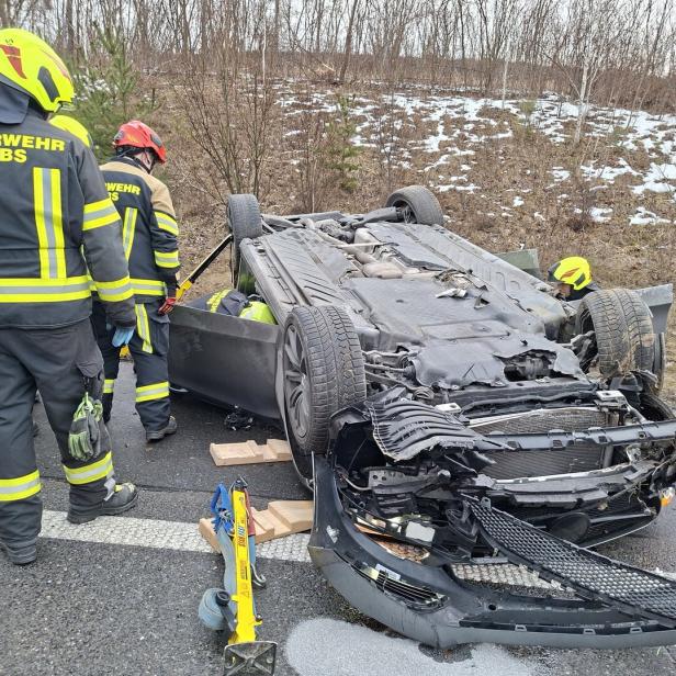 Ein kaputtes Auto liegt auf dem Dach