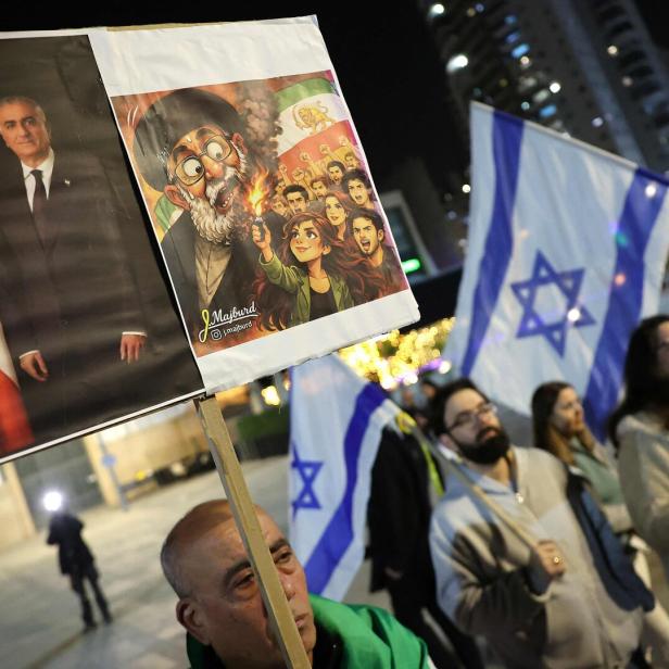 Eine Solidaritätskundgebung für die Demonstrierenden im Iran in  der zentralisraelischen Stadt Holon am 24. Januar 2026. 