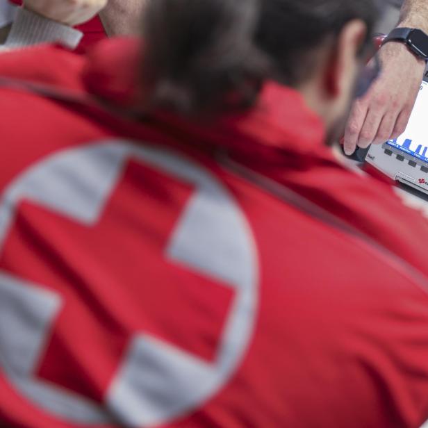 Ein Notarzt am Telefon