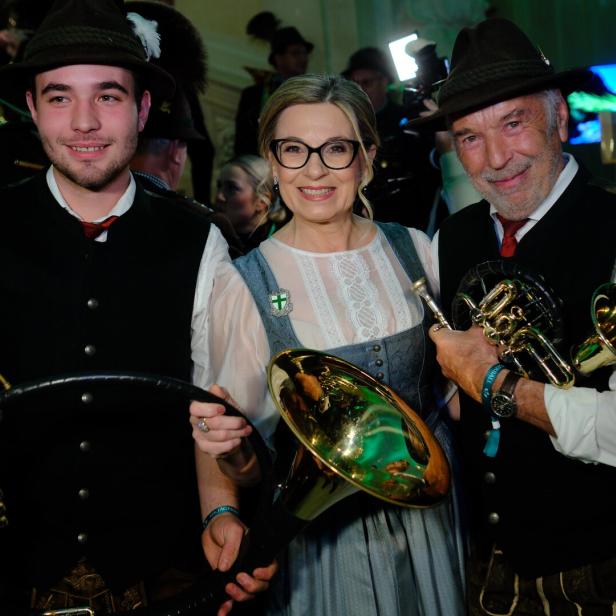 Christa Kummer mit Jagdhornbläsern