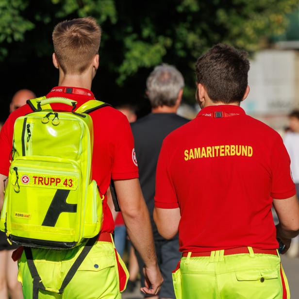 Zwei Samariterbund-Mitarbeiter von hinten im Sommer