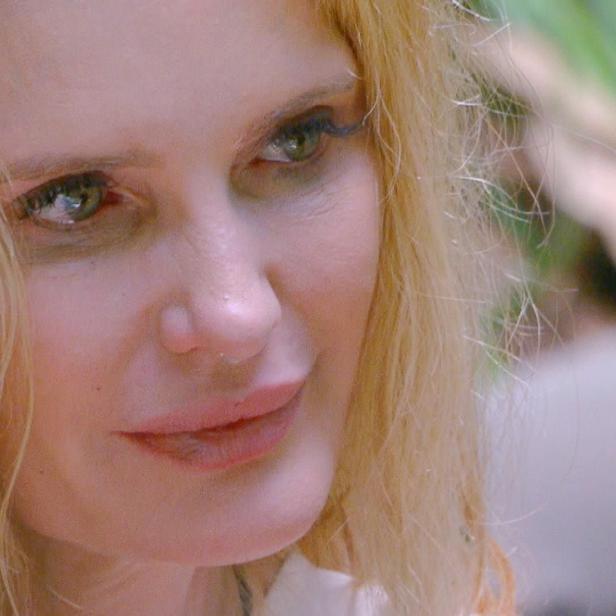 Mirja du Mont spricht im Dschungelcamp mit einer Mitkandidatin über ihre Scheidung von Sky du Mont.