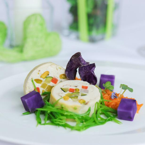 Roulade vom Bio-Maishendl mit lila Süßkartoffeln und Zuckerschoten