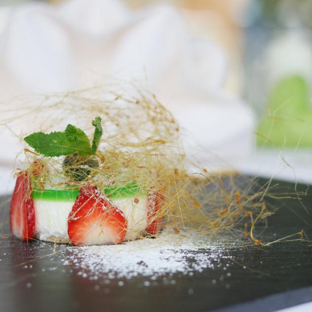 Tiramisu vom Schaffrischkäse mit grünem Apfel und Erdbeeren, angerichtet auf deiner schwarzen Schieferplatte