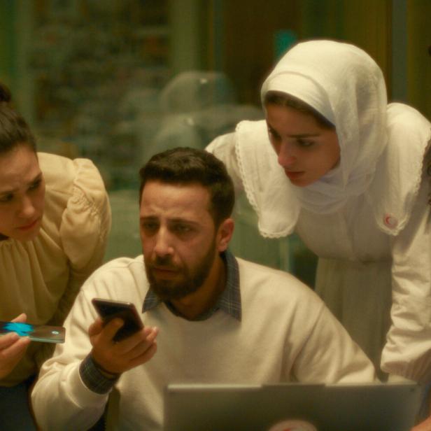 Vier Menschen in der Einsatzzentrale.