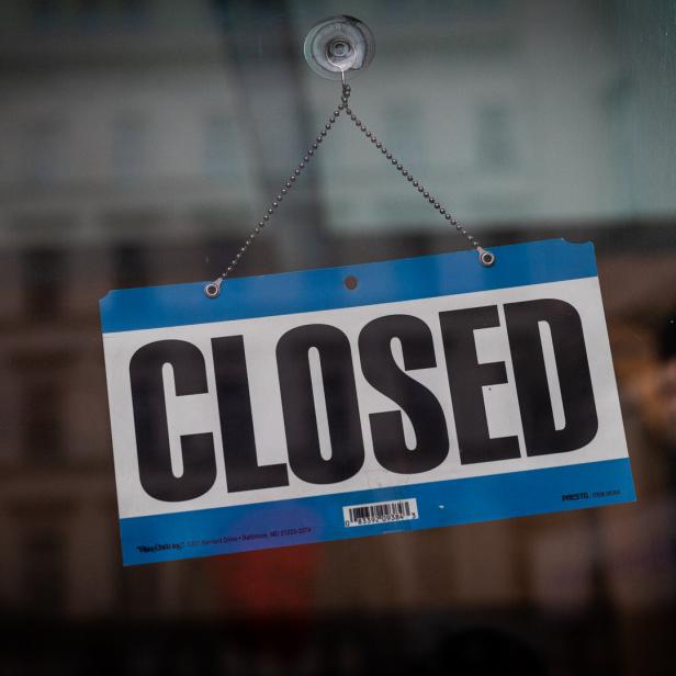 ein Closed-Schild an einer Fensterscheibe