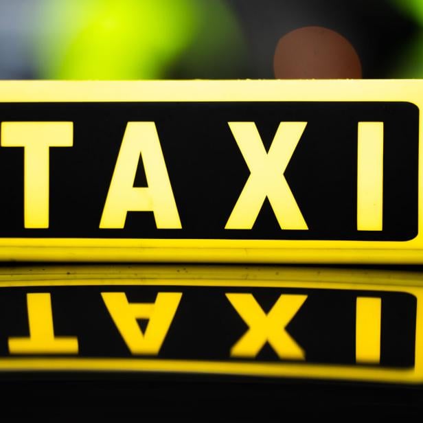 ++ THEMENBILD ++ TAXI / VERKEHR / PERSONENTRANSPORT / TRANSPORT