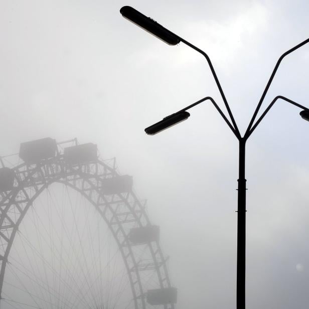THEMENBILD WETTER: NEBELSTIMMUNG BEIM WIENER RIESENRAD