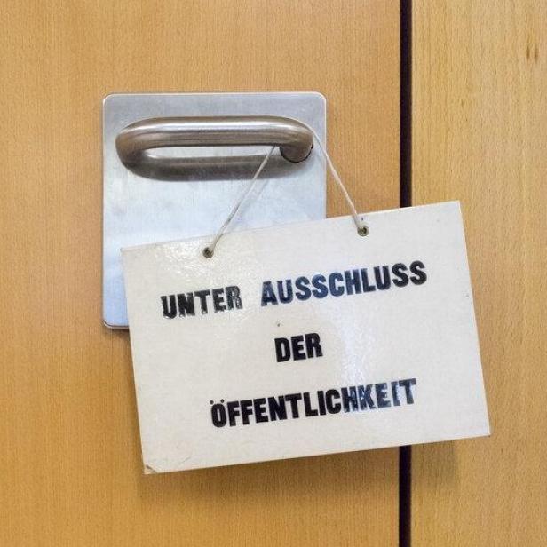 Ein Schild mit der Aufschrift "Unter Ausschluss der Öffentlichkeit" an der Türe zu einem Verhandlungssaal.