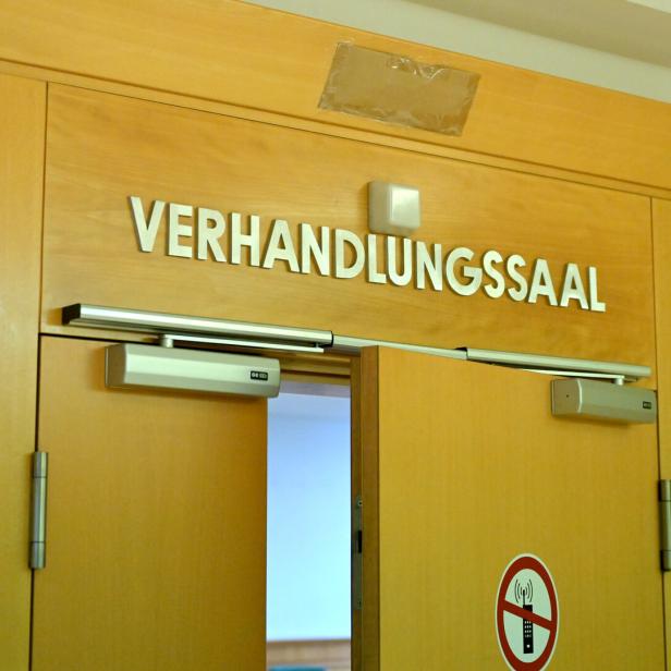 Eingang mit Aufschrift "Verhandlungssaal"