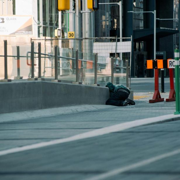 Person lehnt über einer Wand