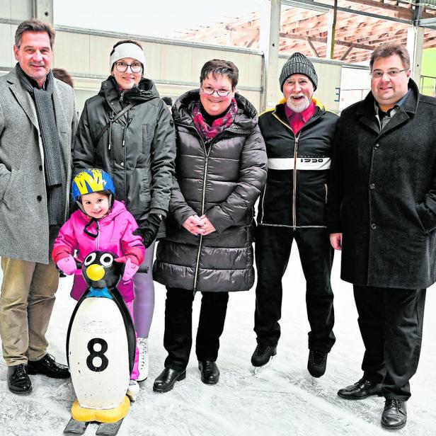 Bürgermeister Werner krammer besuchte Eishalle 